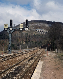 Voies à l'entrée de la gare, avec autorail X 2800 sur le viaduc des Crottes. © Région Bourgogne-Franche-Comté, Inventaire du patrimoine Voies à l'entrée de la gare, avec autorail X 2800 sur le viaduc des Crottes. © Région Bourgogne-Franche-Comté, Inventaire du patrimoine