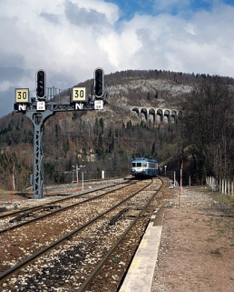 Entrée de la gare côté Andelot-en-Montagne, avec autorail X 2800. © Région Bourgogne-Franche-Comté, Inventaire du patrimoine Entrée de la gare côté Andelot-en-Montagne, avec autorail X 2800. © Région Bourgogne-Franche-Comté, Inventaire du patrimoine