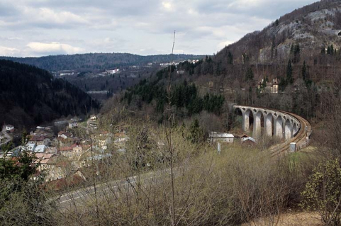 Vue d'ensemble du viaduc et de la vallée de la Bienne, depuis l'est. © Région Bourgogne-Franche-Comté, Inventaire du patrimoine Vue d'ensemble du viaduc et de la vallée de la Bienne, depuis l'est. © Région Bourgogne-Franche-Comté, Inventaire du patrimoine