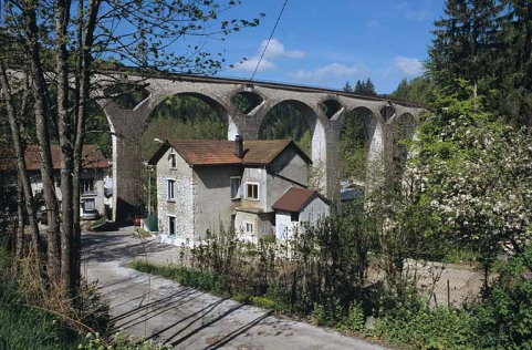 Le grand viaduc et une maison, vus du vallon de l'Evalude en amont. © Région Bourgogne-Franche-Comté, Inventaire du patrimoine Le grand viaduc et une maison, vus du vallon de l'Evalude en amont. © Région Bourgogne-Franche-Comté, Inventaire du patrimoine