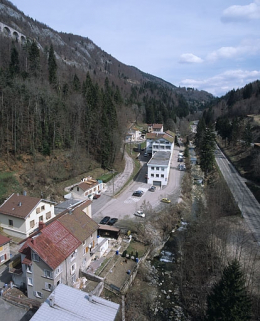Le quartier de la cour du Roi et la vallée de l'Evalude, depuis le grand viaduc. © Région Bourgogne-Franche-Comté, Inventaire du patrimoine Le quartier de la cour du Roi et la vallée de l'Evalude, depuis le grand viaduc. © Région Bourgogne-Franche-Comté, Inventaire du patrimoine