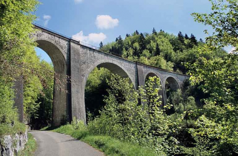 Elévation sud (aval), vue de trois quarts gauche. © Région Bourgogne-Franche-Comté, Inventaire du patrimoine Elévation sud (aval), vue de trois quarts gauche. © Région Bourgogne-Franche-Comté, Inventaire du patrimoine
