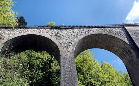 Deux arches du côté La Cluse, vues en contre-plongée. © Région Bourgogne-Franche-Comté, Inventaire du patrimoine Deux arches du côté La Cluse, vues en contre-plongée. © Région Bourgogne-Franche-Comté, Inventaire du patrimoine