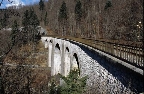 Vue d'ensemble en enfilade, depuis le côté Andelot-en-Montagne (est). © Région Bourgogne-Franche-Comté, Inventaire du patrimoine Vue d'ensemble en enfilade, depuis le côté Andelot-en-Montagne (est). © Région Bourgogne-Franche-Comté, Inventaire du patrimoine
