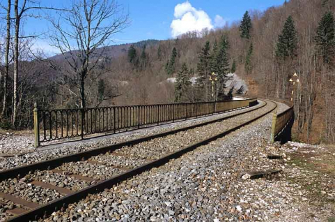 Tablier et garde-corps métallique, vus depuis le côté Andelot-en-Montagne (est). © Région Bourgogne-Franche-Comté, Inventaire du patrimoine Tablier et garde-corps métallique, vus depuis le côté Andelot-en-Montagne (est). © Région Bourgogne-Franche-Comté, Inventaire du patrimoine