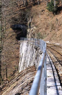 Tunnel de Lézair : tête côté Andelot-en-Montagne (nord-est). Cette tête est précédée par un mur de soutènement à gauche de la voie. © Région Bourgogne-Franche-Comté, Inventaire du patrimoine