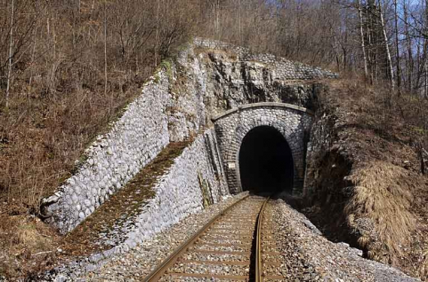 Tunnel du Chalet : vue d'ensemble, côté La Cluse (sud). À gauche, mur en aile sur deux niveaux. © Région Bourgogne-Franche-Comté, Inventaire du patrimoine
