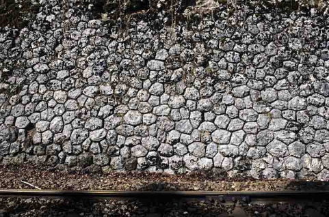 Tunnel du Chalet : appareil du mur en aile, côté La Cluse. © Région Bourgogne-Franche-Comté, Inventaire du patrimoine