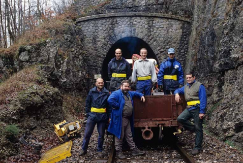 Equipe d'entretien de la voie, à l'extrémité du tunnel de Tancua côté Andelot-en-Montagne. PK 052.913. © Région Bourgogne-Franche-Comté, Inventaire du patrimoine Equipe d'entretien de la voie, à l'extrémité du tunnel de Tancua côté Andelot-en-Montagne. PK 052.913. © Région Bourgogne-Franche-Comté, Inventaire du patrimoine