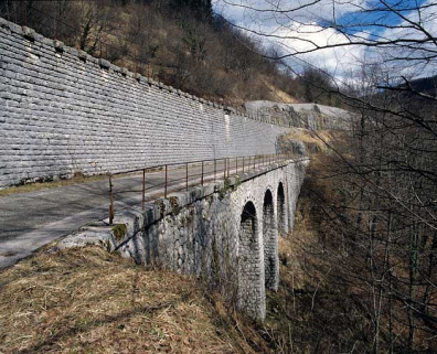 Vue d'ensemble des deux murs de gauche, de trois quarts gauche (ouest). © Région Bourgogne-Franche-Comté, Inventaire du patrimoine Vue d'ensemble des deux murs de gauche, de trois quarts gauche (ouest). © Région Bourgogne-Franche-Comté, Inventaire du patrimoine