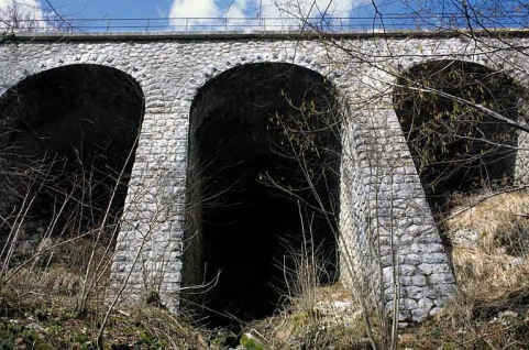 Mur de soutènement de la route : arcades. © Région Bourgogne-Franche-Comté, Inventaire du patrimoine Mur de soutènement de la route : arcades. © Région Bourgogne-Franche-Comté, Inventaire du patrimoine