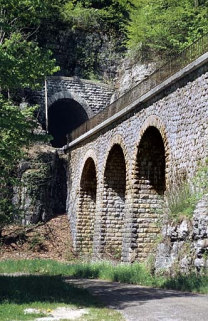Viaduc et tunnel, depuis le chemin départemental n° 126 à l'est (côté Andelot-en-Montagne). © Région Bourgogne-Franche-Comté, Inventaire du patrimoine