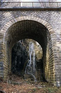 Viaduc : arche, montrant le ruisseau de la Culée. © Région Bourgogne-Franche-Comté, Inventaire du patrimoine