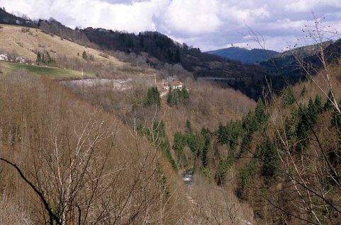 Voie ferrée dans la zone Tancua - Lézat : implantation dans la vallée de la Bienne (PK 052.000-058.000). © Région Bourgogne-Franche-Comté, Inventaire du patrimoine Voie ferrée dans la zone Tancua - Lézat : implantation dans la vallée de la Bienne (PK 052.000-058.000). © Région Bourgogne-Franche-Comté, Inventaire du patrimoine