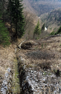 Tunnel : rigole d'évacuation d'eau de la tête côté La Cluse. © Région Bourgogne-Franche-Comté, Inventaire du patrimoine