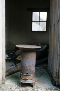 Abri ancien : intérieur et poêle de chauffage. © Région Bourgogne-Franche-Comté, Inventaire du patrimoine
