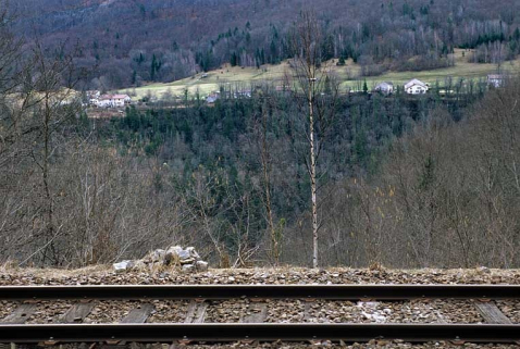 Le hameau de Noire Combe et la vallée de la Bienne, depuis un abri de cantonnier de la voie ferrée. Abri situé sur la commune de La Rixouse (PK 065.517). © Région Bourgogne-Franche-Comté, Inventaire du patrimoine Le hameau de Noire Combe et la vallée de la Bienne, depuis un abri de cantonnier de la voie ferrée. Abri situé sur la commune de La Rixouse (PK 065.517). © Région Bourgogne-Franche-Comté, Inventaire du patrimoine
