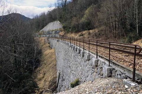 Vue d'ensemble, depuis le côté Andelot-en-Montagne (nord). Premier mur (avec aqueduc) au premier plan, deuxième mur à l'arrière-plan. © Région Bourgogne-Franche-Comté, Inventaire du patrimoine Vue d'ensemble, depuis le côté Andelot-en-Montagne (nord). Premier mur (avec aqueduc) au premier plan, deuxième mur à l'arrière-plan. © Région Bourgogne-Franche-Comté, Inventaire du patrimoine