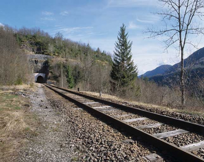 Vue d'ensemble, depuis le côté La Cluse (sud). À gauche, emplacement de l'ancienne station de Valfin. © Région Bourgogne-Franche-Comté, Inventaire du patrimoine