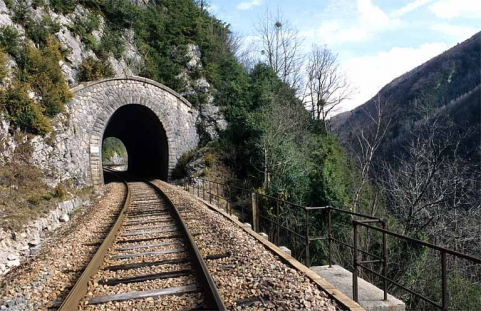 Tunnel du Champ de Bienne : tête côté La Cluse (sud). Mur de soutènement à gauche. © Région Bourgogne-Franche-Comté, Inventaire du patrimoine
