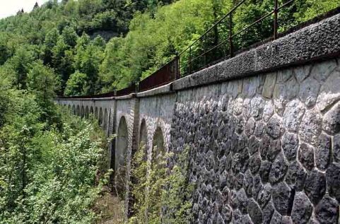 Viaduc : élévation aval vue en enfilade, depuis le côté Andelot-en-Montagne (nord). © Région Bourgogne-Franche-Comté, Inventaire du patrimoine Viaduc : élévation aval vue en enfilade, depuis le côté Andelot-en-Montagne (nord). © Région Bourgogne-Franche-Comté, Inventaire du patrimoine