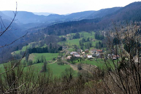 La voie au village de Lézat. PK 058.100 - 058.400. © Région Bourgogne-Franche-Comté, Inventaire du patrimoine La voie au village de Lézat. PK 058.100 - 058.400. © Région Bourgogne-Franche-Comté, Inventaire du patrimoine