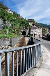 Rampe d'accès et son garde-corps, depuis le pont. À gauche, tunnel de Saint-Claude. © Région Bourgogne-Franche-Comté, Inventaire du patrimoine