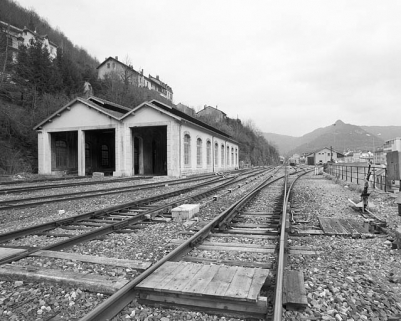 Faisceau des voies vers la remise ferroviaire, depuis le côté La Cluse. L'extrémité des aiguilles est visible pour les deux voies. © Région Bourgogne-Franche-Comté, Inventaire du patrimoine