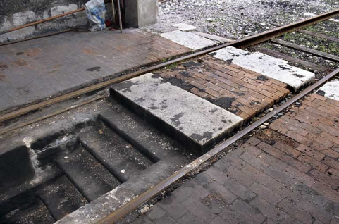 Remise ferroviaire : escalier d'accès à la fosse dans la halle est. © Région Bourgogne-Franche-Comté, Inventaire du patrimoine