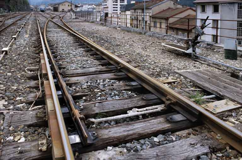 Aiguilles sur la voie 1 (A), vers la remise ferroviaire. Raccordement des voies 3, 5, 7 et 7 bis sur la voie 1. Rampe de réchauffage au gaz à gauche, levier de manoeuvre enclenché à droite. © Région Bourgogne-Franche-Comté, Inventaire du patrimoine