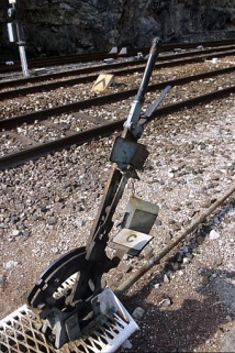 Levier de manoeuvre enclenché de l'appareil de voie C, à la jonction des voies 1 (A) et 11. La voie 11 est une voie de garage en cul-de-sac. © Région Bourgogne-Franche-Comté, Inventaire du patrimoine