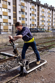 Garage d'un autorail X 73500 sur la voie 11 : manoeuvre de l'appareil de voie C par un agent. © Région Bourgogne-Franche-Comté, Inventaire du patrimoine