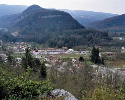 Vue d'ensemble plongeante sur le site, depuis le nord. © Région Bourgogne-Franche-Comté, Inventaire du patrimoine