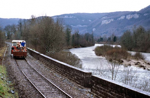 Draisine sur la voie, en aval de Saint-Claude. À gauche, la Bienne. © Région Bourgogne-Franche-Comté, Inventaire du patrimoine