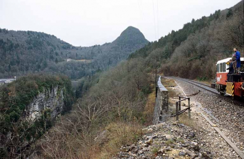 Draisine sur la voie au niveau d'Etables et du Plan d'Acier, commune de Saint-Claude. La Bienne coule au fond de la gorge, à gauche. © Région Bourgogne-Franche-Comté, Inventaire du patrimoine