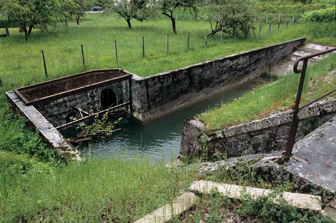 Extrémité du pont et réservoir, depuis la voie. © Région Bourgogne-Franche-Comté, Inventaire du patrimoine