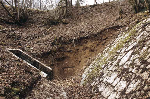 Aqueduc : " canal " et tête amont. © Région Bourgogne-Franche-Comté, Inventaire du patrimoine Aqueduc : " canal " et tête amont. © Région Bourgogne-Franche-Comté, Inventaire du patrimoine