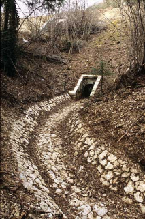 Aqueduc : tête aval (ouest) et rigole. © Région Bourgogne-Franche-Comté, Inventaire du patrimoine Aqueduc : tête aval (ouest) et rigole. © Région Bourgogne-Franche-Comté, Inventaire du patrimoine