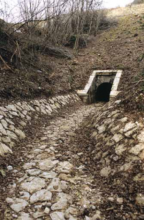 Aqueduc : tête aval (ouest) et rigole (cadrage vertical). © Région Bourgogne-Franche-Comté, Inventaire du patrimoine Aqueduc : tête aval (ouest) et rigole (cadrage vertical). © Région Bourgogne-Franche-Comté, Inventaire du patrimoine