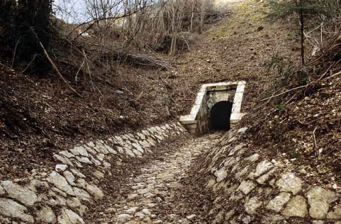 Aqueduc : tête aval et rigole (cadrage horizontal). © Région Bourgogne-Franche-Comté, Inventaire du patrimoine Aqueduc : tête aval et rigole (cadrage horizontal). © Région Bourgogne-Franche-Comté, Inventaire du patrimoine