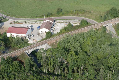 Vue aérienne, depuis l'est. © Région Bourgogne-Franche-Comté, Inventaire du patrimoine