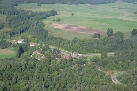 Vue aérienne, depuis l'est. © Région Bourgogne-Franche-Comté, Inventaire du patrimoine