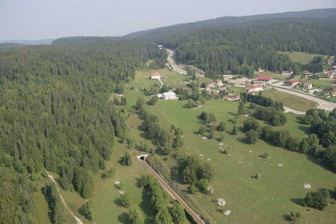 Vue aérienne de la tête côté La Cluse, depuis le sud. © Région Bourgogne-Franche-Comté, Inventaire du patrimoine