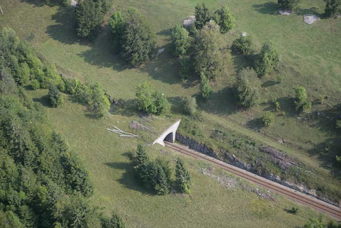 Vue aérienne rapprochée de la tête côté La Cluse, depuis le sud. © Région Bourgogne-Franche-Comté, Inventaire du patrimoine