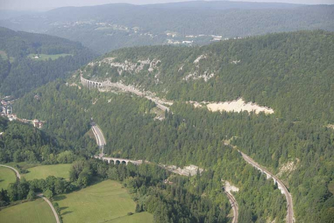 Vue aérienne du viaduc et des autres ouvrages d'art entre Morbier et Morez, depuis le nord-est. © Région Bourgogne-Franche-Comté, Inventaire du patrimoine