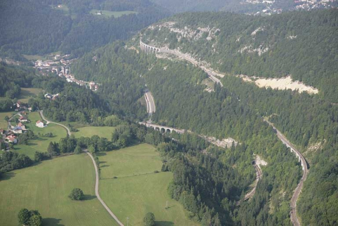 Vue aérienne du viaduc et des autres ouvrages d'art entre Morbier et Morez, depuis le nord-est. © Région Bourgogne-Franche-Comté, Inventaire du patrimoine Vue aérienne du viaduc et des autres ouvrages d'art entre Morbier et Morez, depuis le nord-est. © Région Bourgogne-Franche-Comté, Inventaire du patrimoine