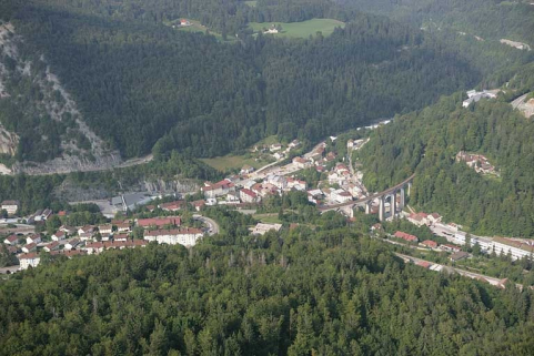 Vue aérienne du bas de la ville et du confluent de la Bienne et de l'Evalude, depuis l'est. © Région Bourgogne-Franche-Comté, Inventaire du patrimoine Vue aérienne du bas de la ville et du confluent de la Bienne et de l'Evalude, depuis l'est. © Région Bourgogne-Franche-Comté, Inventaire du patrimoine