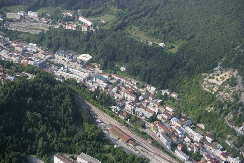 Vue aérienne du centre de Morez, depuis le nord-est. © Région Bourgogne-Franche-Comté, Inventaire du patrimoine Vue aérienne du centre de Morez, depuis le nord-est. © Région Bourgogne-Franche-Comté, Inventaire du patrimoine