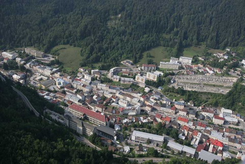 Vue aérienne du haut de Morez, depuis le nord-est. © Région Bourgogne-Franche-Comté, Inventaire du patrimoine Vue aérienne du haut de Morez, depuis le nord-est. © Région Bourgogne-Franche-Comté, Inventaire du patrimoine