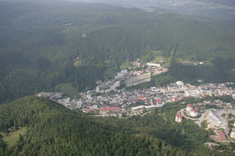 Vue aérienne du haut et du centre de la ville, depuis l'est. © Région Bourgogne-Franche-Comté, Inventaire du patrimoine Vue aérienne du haut et du centre de la ville, depuis l'est. © Région Bourgogne-Franche-Comté, Inventaire du patrimoine